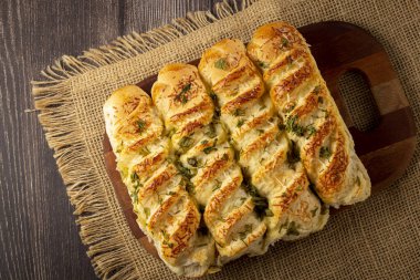 Parmesan peynirli ev yapımı ekmek..