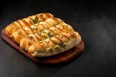 Parmesan peynirli ev yapımı ekmek..