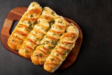 Parmesan peynirli ev yapımı ekmek..