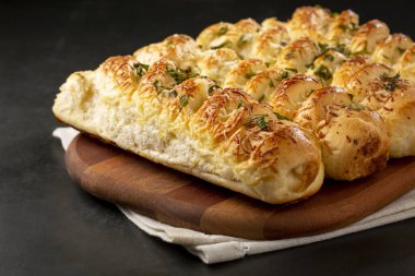 Parmesan peynirli ev yapımı ekmek..