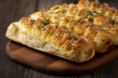 Parmesan peynirli ev yapımı ekmek..