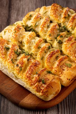 Parmesan peynirli ev yapımı ekmek..