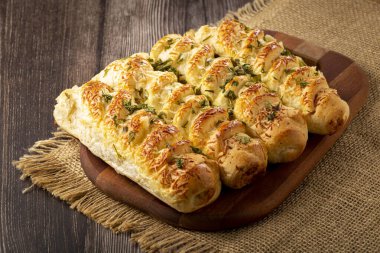 Parmesan peynirli ev yapımı ekmek..