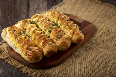 Parmesan peynirli ev yapımı ekmek..