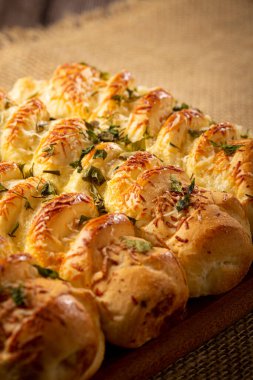 Parmesan peynirli ev yapımı ekmek..