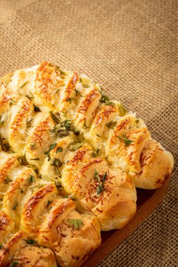 Parmesan peynirli ev yapımı ekmek..