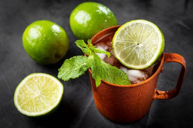 Masanın üzerinde bakır bardakta Moskova katırı kokteyli.