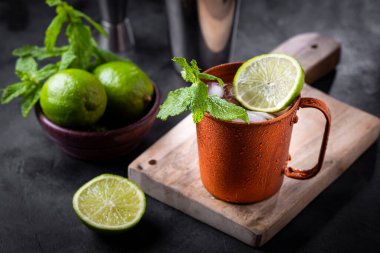 Masanın üzerinde bakır bardakta Moskova katırı kokteyli.