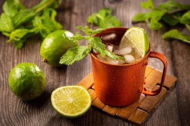 Masanın üzerinde bakır bardakta Moskova katırı kokteyli.