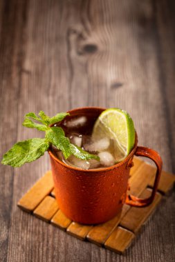 Masanın üzerinde bakır bardakta Moskova katırı kokteyli.