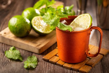 Masanın üzerinde bakır bardakta Moskova katırı kokteyli.