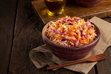 Lahana salatası, beyaz lahana, kırmızı lahana ve dilimlenmiş havuç.