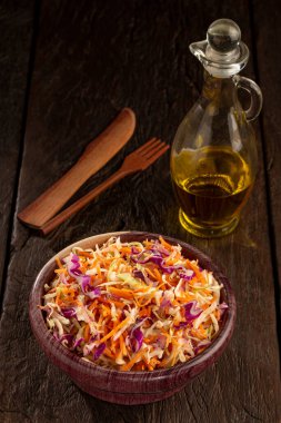 Lahana salatası, beyaz lahana, kırmızı lahana ve dilimlenmiş havuç.