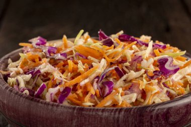 Lahana salatası, beyaz lahana, kırmızı lahana ve dilimlenmiş havuç.