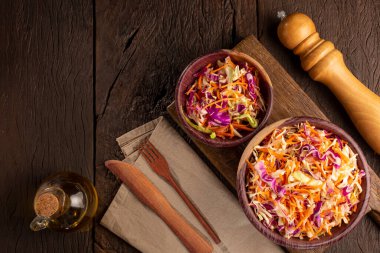Lahana salatası, beyaz lahana, kırmızı lahana ve dilimlenmiş havuç.