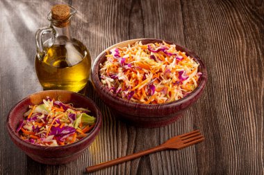 Lahana salatası, beyaz lahana, kırmızı lahana ve dilimlenmiş havuç.