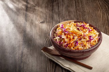 Lahana salatası, beyaz lahana, kırmızı lahana ve dilimlenmiş havuç.