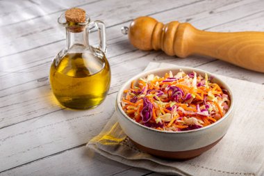 Lahana salatası, beyaz lahana, kırmızı lahana ve dilimlenmiş havuç.