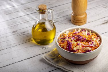 Lahana salatası, beyaz lahana, kırmızı lahana ve dilimlenmiş havuç.