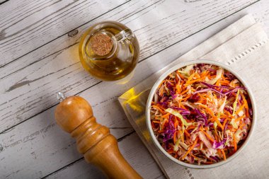 Lahana salatası, beyaz lahana, kırmızı lahana ve dilimlenmiş havuç.