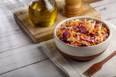 Lahana salatası, beyaz lahana, kırmızı lahana ve dilimlenmiş havuç.