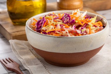 Lahana salatası, beyaz lahana, kırmızı lahana ve dilimlenmiş havuç.