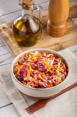 Lahana salatası, beyaz lahana, kırmızı lahana ve dilimlenmiş havuç.