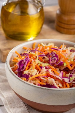 Lahana salatası, beyaz lahana, kırmızı lahana ve dilimlenmiş havuç.