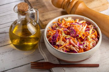 Lahana salatası, beyaz lahana, kırmızı lahana ve dilimlenmiş havuç.