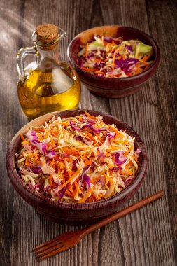 Lahana salatası, beyaz lahana, kırmızı lahana ve dilimlenmiş havuç.