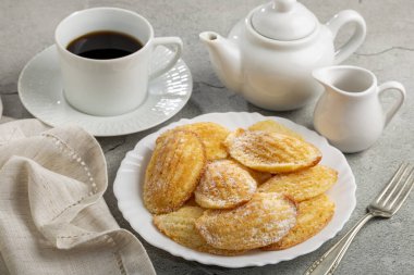 Geleneksel madeleine serpiştirilmiş şeker.