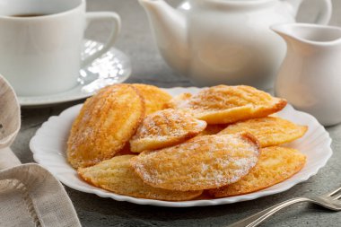 Geleneksel madeleine serpiştirilmiş şeker.