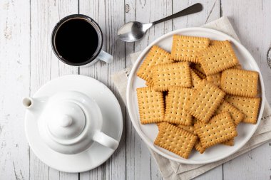 Tabakta mısır nişastalı bisküvi var..