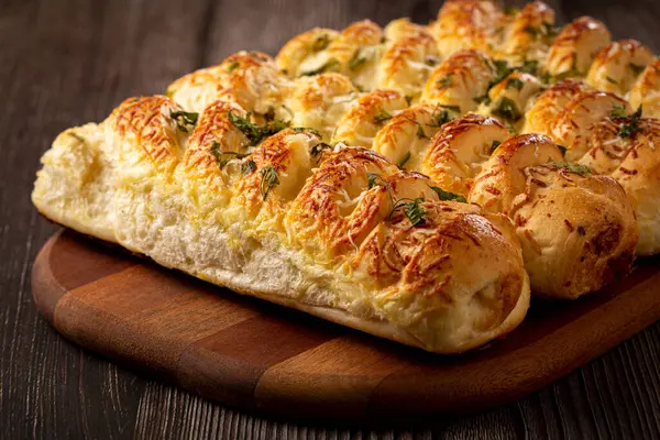 Parmesan peynirli ev yapımı ekmek..