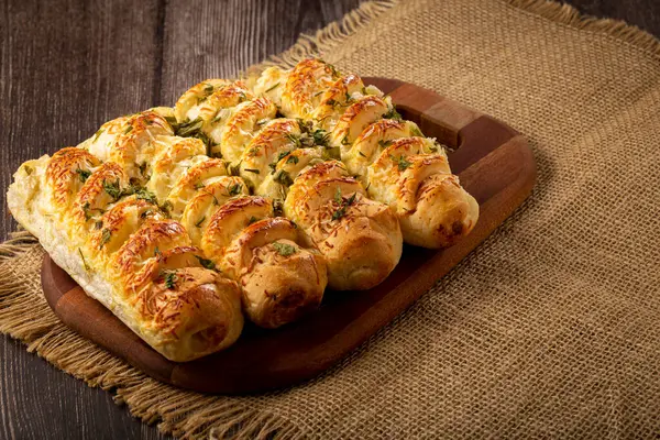 Parmesan peynirli ev yapımı ekmek..