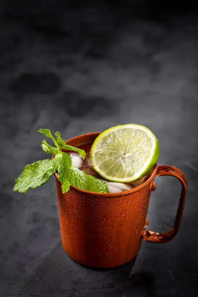 Moscow Mule Cocktail Copper Mug Table — Stock Photo, Image