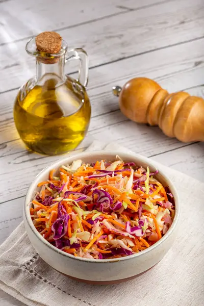 Lahana salatası, beyaz lahana, kırmızı lahana ve dilimlenmiş havuç.