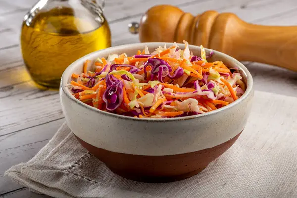 Lahana salatası, beyaz lahana, kırmızı lahana ve dilimlenmiş havuç.