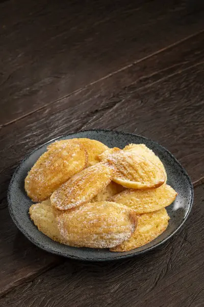 Geleneksel madeleine serpiştirilmiş şeker.