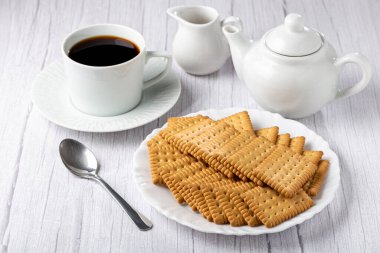 Tabakta mısır nişastalı bisküvi var..