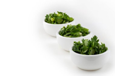 Ramen dilimlenmiş kişniş, soğan ve maydanoz.