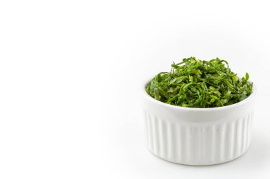 Kale beyaz arkaplanda izole edilmiş ramekin ile dilimlendi