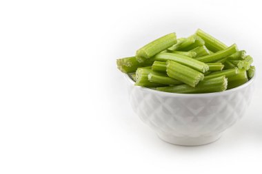 Dilimlenmiş kereviz beyaz arkaplanda izole edilmiş.