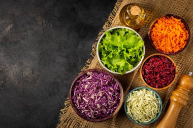 Masadaki taze rendelenmiş sebzeler. Sağlıklı yemek..