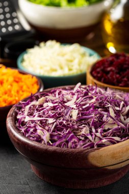 Masadaki taze rendelenmiş sebzeler. Sağlıklı yemek..