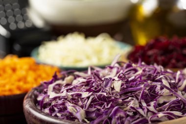 Masadaki taze rendelenmiş sebzeler. Sağlıklı yemek..