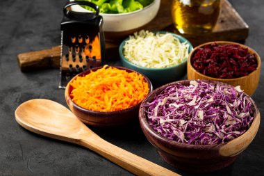 Masadaki taze rendelenmiş sebzeler. Sağlıklı yemek..