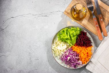 Taze sebzeler rendelenmemiş. Sağlıklı yemek..