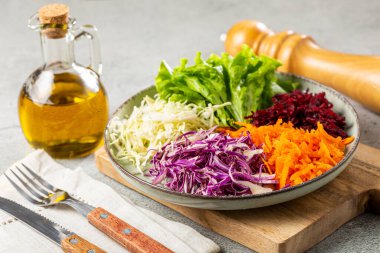 Taze sebzeler rendelenmemiş. Sağlıklı yemek..