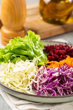 Taze sebzeler rendelenmemiş. Sağlıklı yemek..